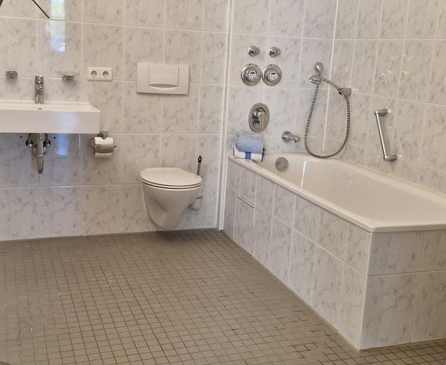 Gauting Seniorenresidenz, 3-Zi-Terrassenwohnung ohne Provision, ab 65 J. oder Kapitalanleger – Badezimmer