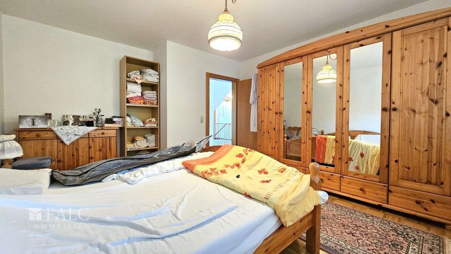 Attraktives Einfamilienhaus mit Doppelgarage, PV-Anlage und ausgebautem Keller – Schlafzimmer 1 EG