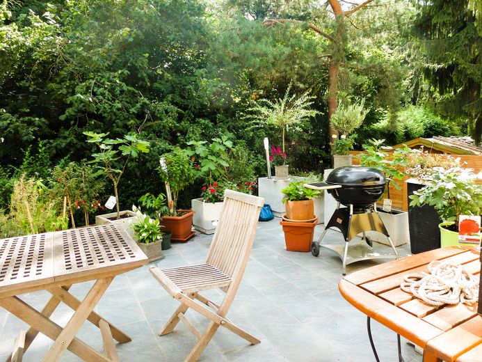 Mehrgenerationenhaus 371 m², Waldidyll am Flughafensee + Aufstockungspotenzial um 155 m² – Terrasse möbliert