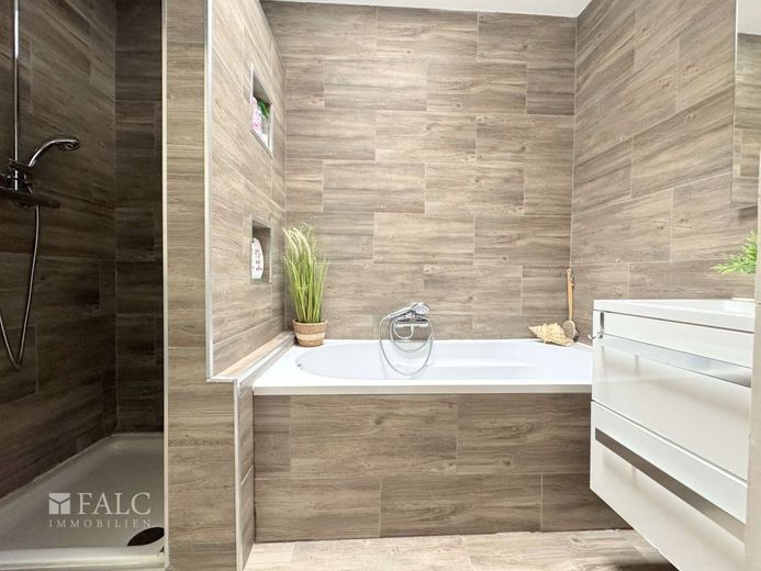 Moderner Flair trifft auf ruhige Idylle – Badezimmer