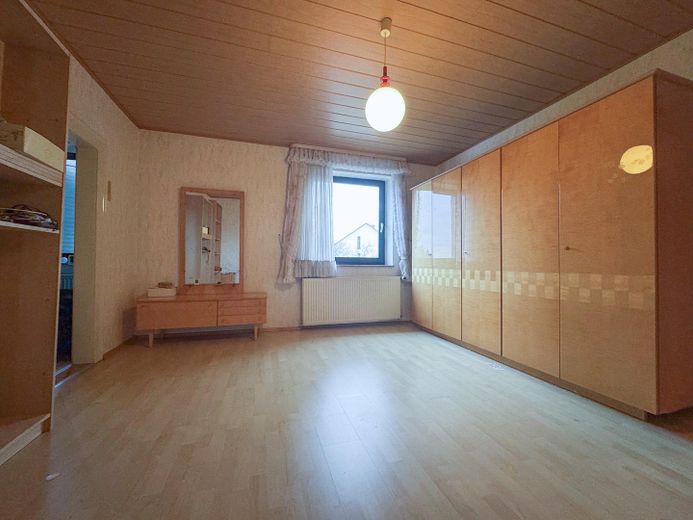 Wszechstronna posiadłość z domem mieszkalnym, halami magazynowymi & dużym podwórzem – Hauptwohnung Schlafzimmer