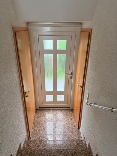 CHARMANTES EINFAMILIENHAUS MIT LICHTDURCHFLUTETEM WINTERGARTEN AUF IDYLLISCHEM GRUNDSTÜCK – Hauseingang