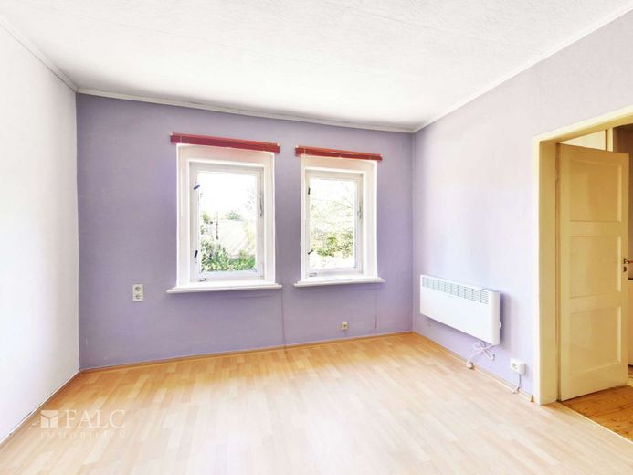 Dorndorf-Steudnitz: Traumgarage mit Haus drumherum: ideal für Schrauber, Bastler, Leute mit Geschick – Wohnzimmer / Kinderzimmer