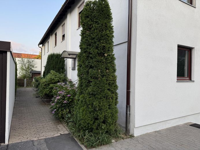 Platz für die ganze Familie: 5-Zimmer-Reiheneckhaus in zentraler Lage von Schwabach – Nordwestansicht Eingang