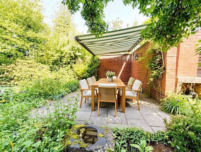 Charmantes Familienhaus mit zwei Wohneinheiten, traumhaftem Garten und großem Entwicklungspotenzial – 2. Terrasse im Garten