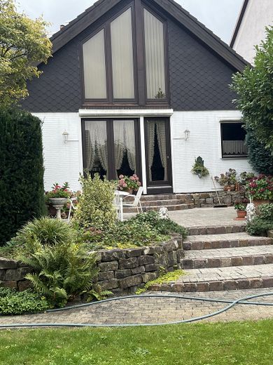 Gemütliches Einfamilienhaus mit schönem Garten – Hausrückseite & Terrasse