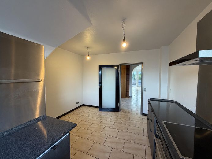 +++RESERVIERT+++ Maisonette-Wohnung mit großem Sonnenbalkon inkl. Tiefgarage in Oberhausen-Alsfeld – Küche Ansicht 3