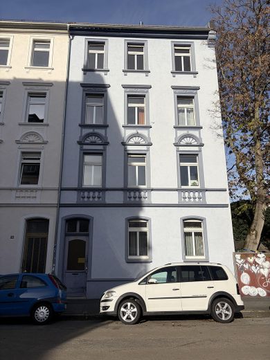 Gepflegter Altbau mit 5 Parteien, Dielen & 3 m Raumhöhe in Toplage mit Entwicklungspotential – Ansicht Haus