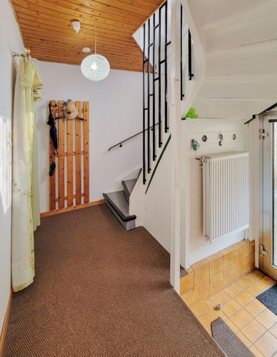 Rarität! Familienhaus in Mz-Finthen! Viel Charme &amp; Platz für eigene Ideen! Innenhof, Anbau,Scheune.. – Treppenhaus