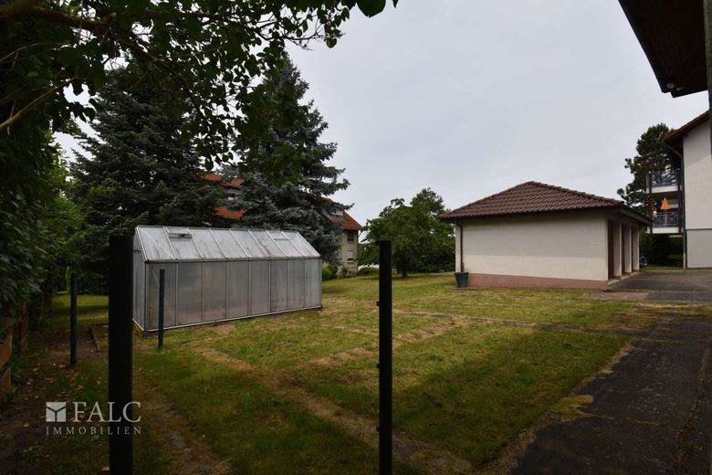 Ruhige Lage mit großem Grundstück – Außenansicht