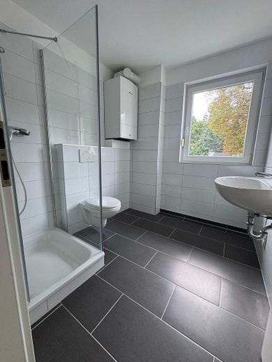 2. Bad mit Dusche und WC