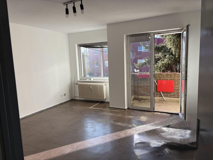 Ruhige 2-Zi.-Wohnung mit Balkon und Garten in Lichterfelde – sanierungsbedürftig – Zimmer 1