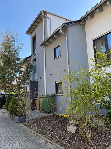 Attico di 4 locali di prima qualità con terrazza sul tetto e garage + posto auto – senza commissioni – Aussenansicht Strasse