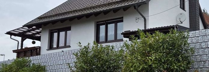 ढलान पर स्थित Rhön-दृश्य वाला रत्न: शांति चाहने वालों, एकल निवासियों और अवकाश गृह के रूप में