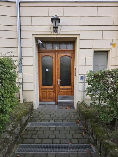 Von Privat 2-Zi Altbauwohnung, Nähe Schloßstraße, vermietet – Haustür