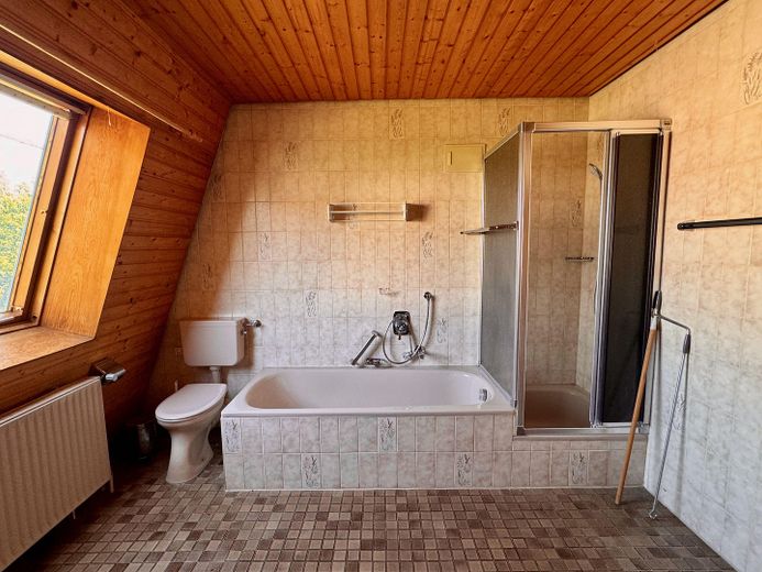 Haus in bester Südlage mit unverbaubarem Ausblick – Bad
