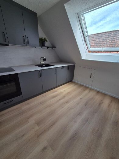 Frisch renovierte 5-Zi.-DG-Wohnung | Balkon | EBK | 85 m² | Schwäbische Alb | provisionsfrei – Küche