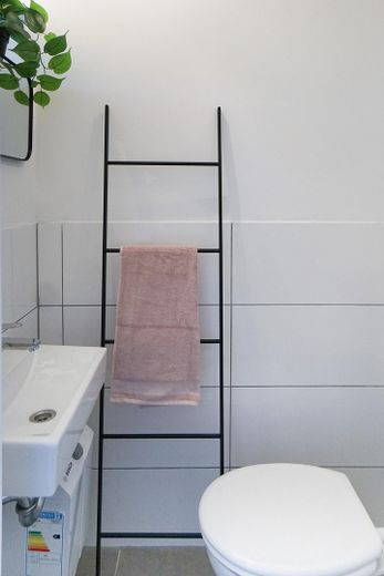 Provisionsfrei & bezugsfertig: Energieklasse B, Wärmepumpe, PV, Garten & Garage – Gäste-WC