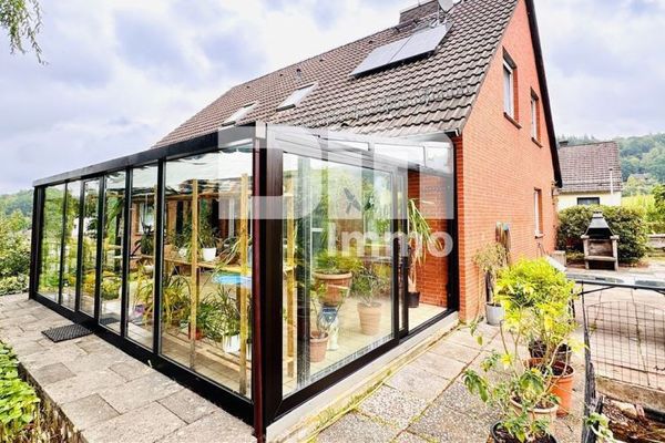 Modernisiertes Einfamilienhaus mit Einliegerwohnung, Wintergarten, Sauna und 2 Garagen