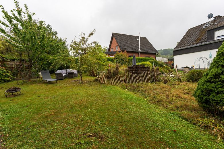 vielseitig verwendbares Zweifamilienwohnhaus im anerkannten Naturschutzgebiet – Ruheoase - Garten
