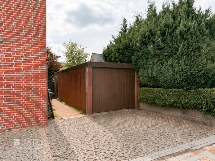 6 Einheiten. Voll vermietet. Kapitalanlage in Nortorf. – Außenansicht Garage