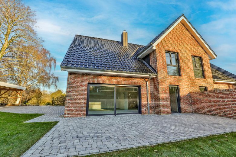 Neubau-Doppelhäuser in Scharbeutz-Klingberg – Traumlage am See, nur wenige Minuten zur Ostsee! – Terrasse hinteres Haus
