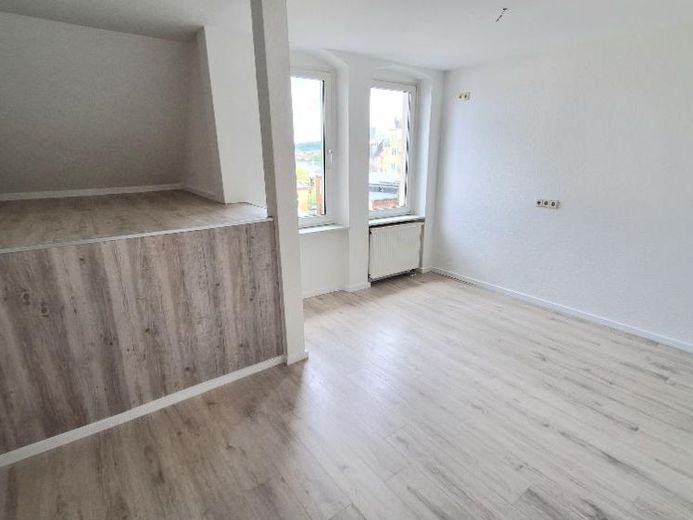 Neu renovierte 4-Raum-DG-Whg. mit EBK nahe Zentrum – Foto 1