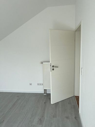 Moderne 3-Zimmer-Dachgeschosswohnung mit Balkon, Loggia &amp; Einbauküche in Karben in Karben-Burg-Gräfenrode – dachgeschoss_5