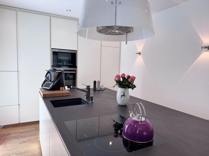Luxuriöse 4 ZKB Wohnung mit schön angelegtem Garten – Küche