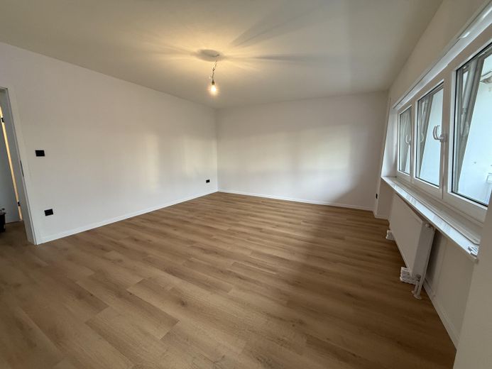 Hochwertig kernsanierte 3-Zimmer-Wohnung mit Loggia und Stellplatz in Nürnberg-Zabo – Wohnzimmer