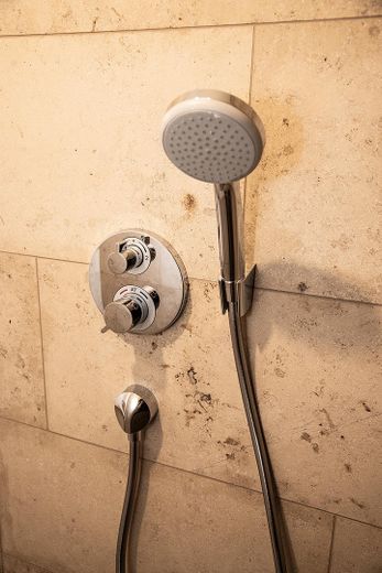 Première occupation après rénovation complète – appartement de 3 pièces de 65 m² avec balcon – Badimpression