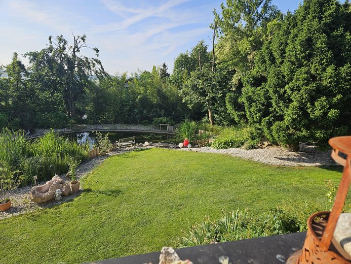 Prämierte Architektenvilla mit Pool & ELW in Pfarrkirchen: Nur ~200€ Energiekosten (Klasse A)! – Schwimmteich