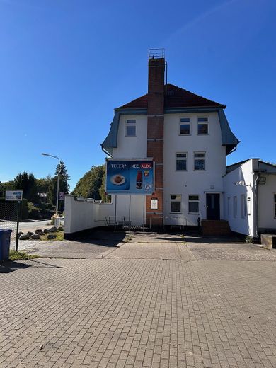 Rentables Wohn- und Geschäftshaus in guter Lage der Hansestadt Rostock – Auffahrt zum Grundstück