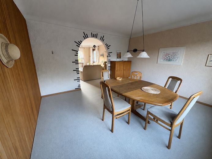 Casa unifamiliare con grande terreno, molta privacy e molteplici possibilità – EG Esszimmer