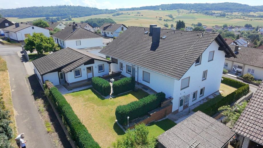 Hochwertiges Zweifamilienhaus, gehobene Ausstattung, Ausbaupotential, traumhafter Ausblick – Rückseite Haus