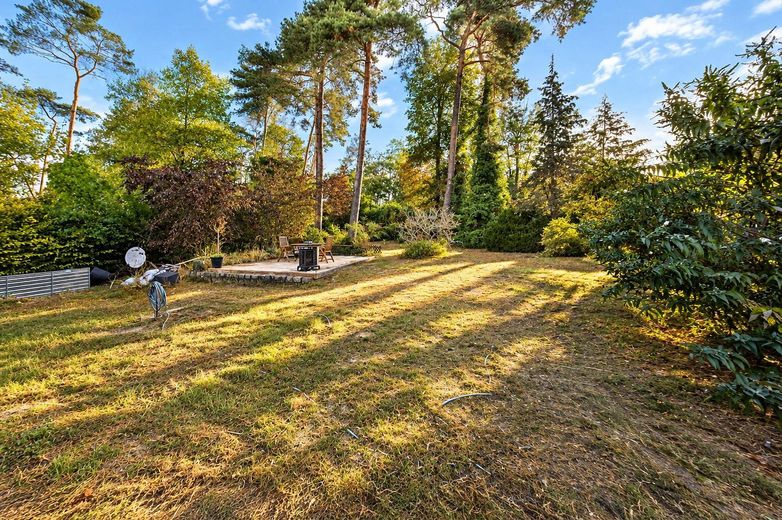 Ormanın kenarında, güneşli bahçesi ve büyük terası bulunan sağlam müstakil ev ve büyük garaj – Garten mit Terrasse