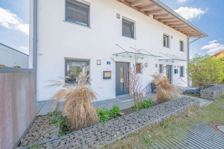 Großzügiges, effizientes Einfamilienhaus, 5 Zimmer + Hobbyraum, Terrasse mit Garten – Eingangsbereich