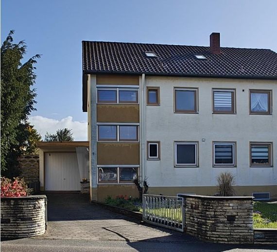 Mehrfamilienhaus mit großem Grundstück – Hausansicht vorne