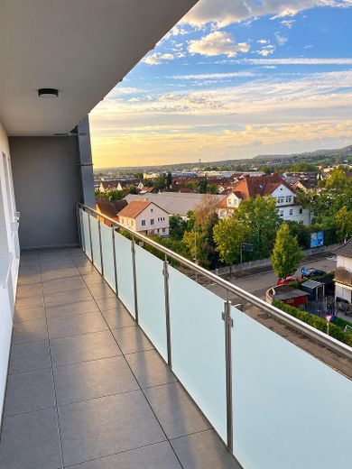 Eerste bewoning na renovatie 2-kamerappartement, met balkon, inbouwkeuken en parkeerplaats in de ondergrondse garage – Geräumiger Balkon