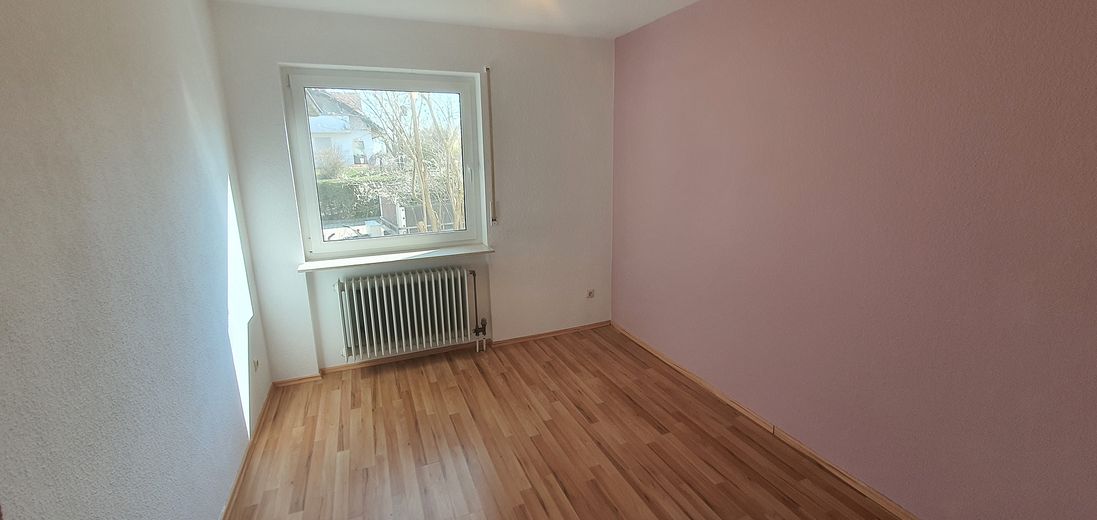 Modernisierte helle 5,5 Zimmer 145 m² EG Whg. / Garten / EBK / ca. 37 m² Süd Terrasse & Markise – Kleines Kinderzimmer
