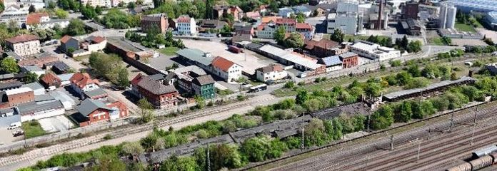 Mevcut eski yapı ile ticari arsa - tren istasyonunda merkezi konumda