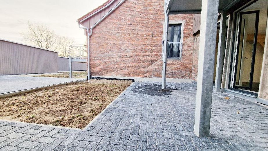EG Wohnung mit Terrasse | NACHHALTISGTE Immobilie Wolfsburgs, Lehmbau, PV - Autarkie, Appsteuerung – Terrasse mit Grünfläche