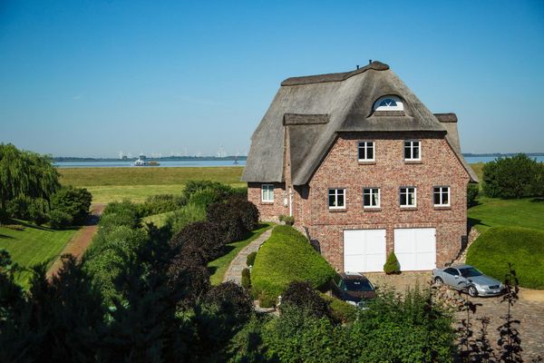Reetgedecktes Warfthaus mit Elbblick in traumhafter Lage