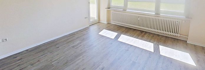 Comfort al piano terra: luminoso appartamento di 3 locali con bagno finestrato (vasca + doccia) – Ansicht I: Wohnzimmer