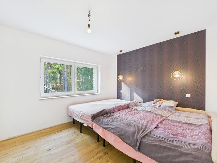 Charmante und energieeffiziente Architektenvilla mit hochwertiger Ausstattung – Schlafzimmer mit Ankleide