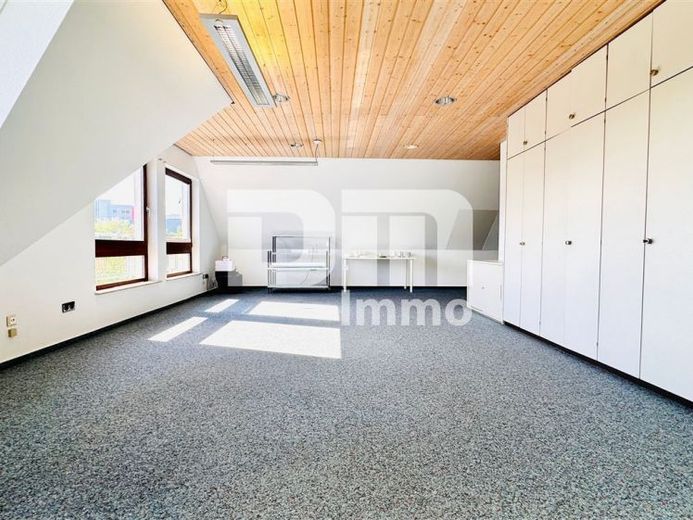Schön zentral gelegenes Büro mit Balkon und Tiefgaragenstellplatz – Foto 1