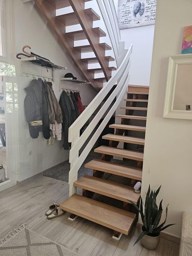 Großzügiges Haus in Alleinlage mit großem Garten – Hauptreppe