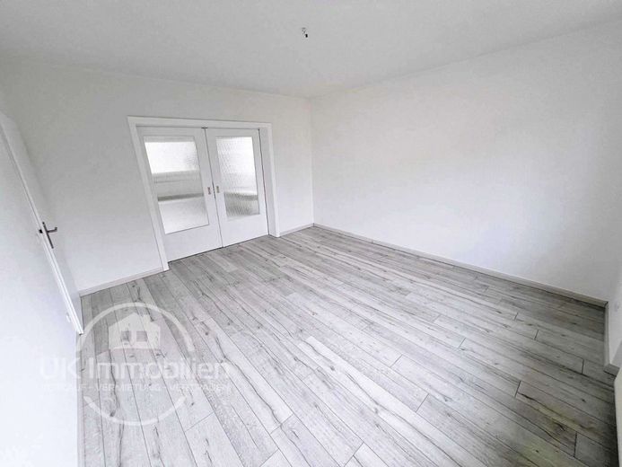 5-Zi RaumRiese mit XXL-Balkon + Close2 Japanese School – Wohnzimmer Zi2