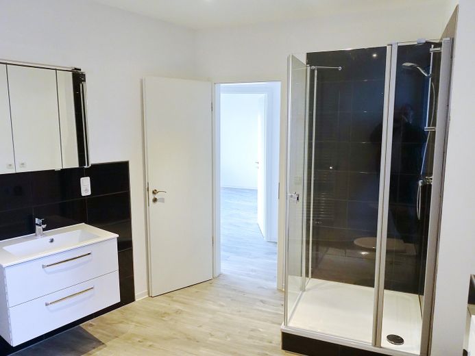 Duschbad mit Möbeln