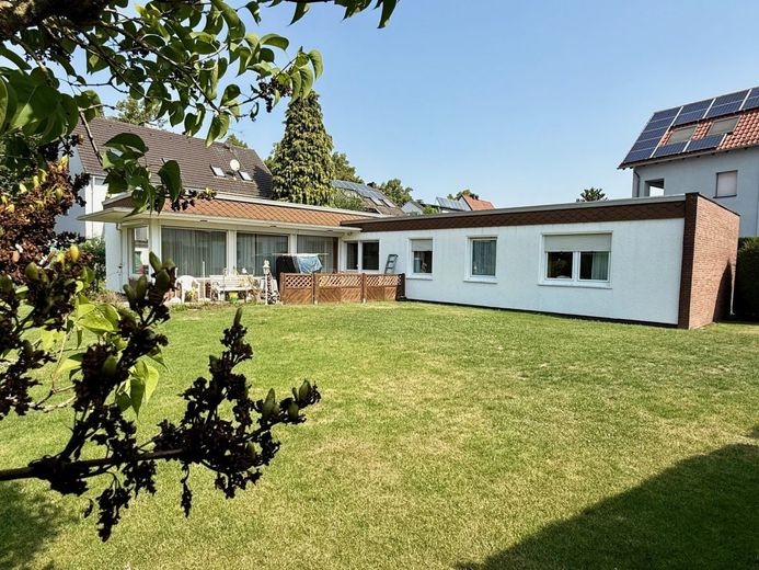 Fröndenberg-Westick: Flachdach-Bungalow mit Gartenoase als perfekter Rückzugsort! – Bungalow Fröndenberg-Westick mit Garten